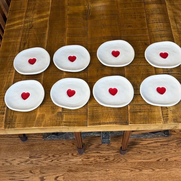 Williams Sonoma set of 8 White Plate with Red Heart - Picture 3 of 7